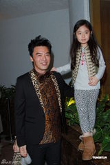 组图：钟镇涛生日携女亮相派对 谭咏麟叶童现身