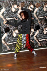 高清图：容祖儿为演唱会彩排 地狱式拉筋刻苦训练