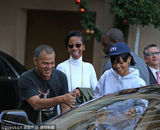 组图：蕾哈娜短发运动装现身 与父亲亲密拥抱