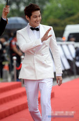 组图：金汎(金范)白色西装潇洒挺拔俊朗迷人