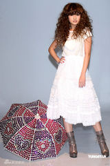 幻灯图集：杨丞琳长卷发似洋娃娃 白蕾丝裙可爱