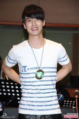 组图：严爵害羞不露人鱼线 女记者上阵验收