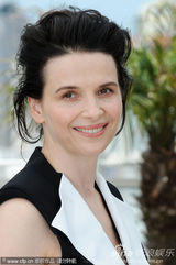 幻灯：《合法副本》记者会 比诺什黑装个性抢眼