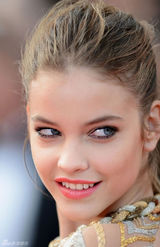 高清组图：超模芭芭拉-帕尔文露背礼服亮相戛纳