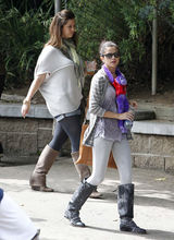 组图：赛琳娜-戈麦斯和父母游动物园 围巾可爱