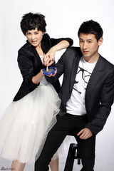 组图：戴娇倩钱泳默契拍写真 女王与绅士俏皮碰撞