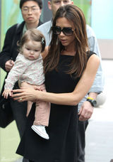 高清组图：维多利亚黑裙现身北京 小七嘟嘴可爱