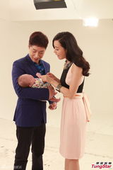 组图：陈法拉马浚伟MV搭档 抱宝宝手忙脚乱