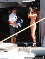 组图：卡戴珊携家人包游艇跳水度假 甘当摄影师