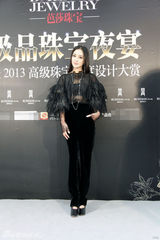 组图：黄奕斑马纹抹胸裙亮相晚宴 笑对不和风波