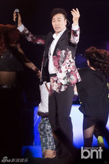 组图：韩歌手李文世首尔个唱 5万张门票售罄