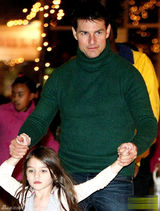 组图：汤姆-克鲁斯带妻女滑冰小苏瑞穿着单薄