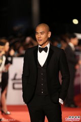 组图：《激战》彭于晏亮相红毯 光头抢镜