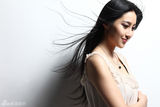 组图：姜雯长发披肩浪漫展百般娇媚