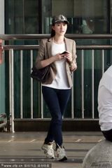 组图：李小冉宽松T恤遮孕肚 与鄢颇甜蜜回京