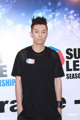 组图：周柏豪连诗雅现身回应亲密照事件