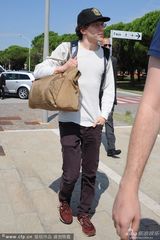 组图：艾森伯格抵达威尼斯 甩女友一人坐游艇