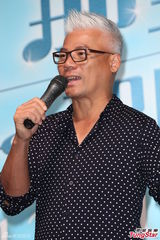 组图：巫启贤曝演出曾招小混混闹场 惨遭砸鸡蛋