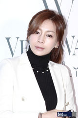 组图：韩星金莎朗金敏贞等出席品牌新品发布会