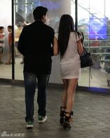 组图：周秀娜低调亮相北京 携神秘男子逛街购物