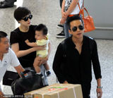 组图：邓超潮装现身机场两手空 孙俪抱儿子紧跟