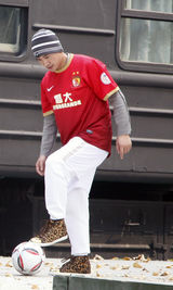 组图：何晟铭片场秀娴熟球技 向恒大致敬