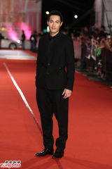 组图：杨佑宁黑酷亮相金钟红毯 李千娜蓝色长裙