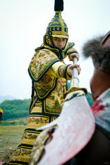 组图：何晟铭戎装透英气  《宫2》收视率破3在望