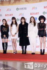 组图：EXO等走金唱片红毯 泫雅透视装内衣尽显