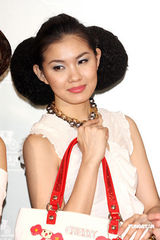 高清图：王心凌短裙走秀 大摆可爱姿势展青春活力