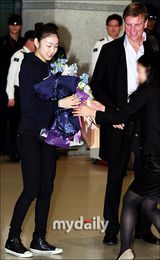 组图：金妍儿2日上午返韩 粉丝热情接机