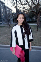 高清图：吴辰君街拍黑白条纹外套搭桃红色手包