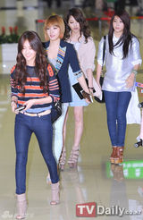 组图：4minute等歌手结束日本公演 轻松飞抵韩国