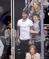 组图：小贝抱女儿小七大玩亲亲 贝嫂吻儿子脸颊