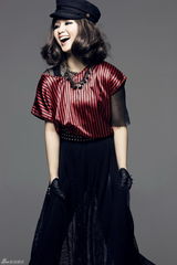 高清组图：周笔畅新造型曝光 黑色长裙玩转欧陆风情