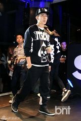 组图：朴载范BUMKEY助阵品牌活动献嘻哈舞台