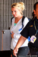 组图：布兰妮一家飞抵夏威夷 小甜甜遮腹疑似怀孕