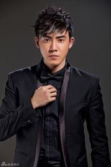 组图：张睿绅士写真 酷黑西装化身梦幻王子