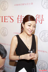 组图：熊黛林活动低胸爆乳 否认恋同性密友