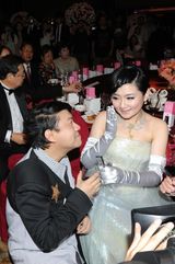 组图：众星向Selina敬酒贺喜 新娘以水代酒回敬