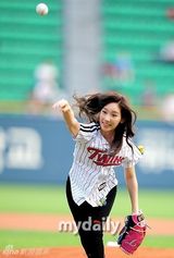 组图：少女时代泰妍徐贤亮相棒球场 开球秀身姿