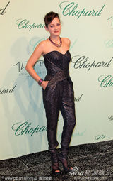 幻灯：影后玛丽昂戛纳秀金属感连身裤 帅酷显身材