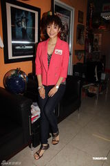 组图：王君馨为慈善筹款 唱歌获卫兰调教