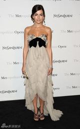 幻灯：卡米拉-贝尔出席活动 低胸亮相媚眼勾人