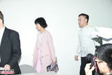 组图：徐濠萦素颜现身香港报业评议会 陈奕迅递交投诉书