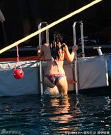 组图：卡戴珊携家人包游艇跳水度假 甘当摄影师