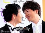 组图：韩名导宣布与同性恋人举行婚礼现场热吻