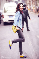 组图：张俪早春街拍红领牛仔衬衫清新