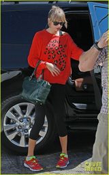 组图：泰勒斯威夫红外套出街露香肩