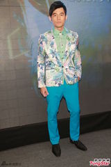 组图：周杰伦带病宣传巡演 花西服帅气抢镜